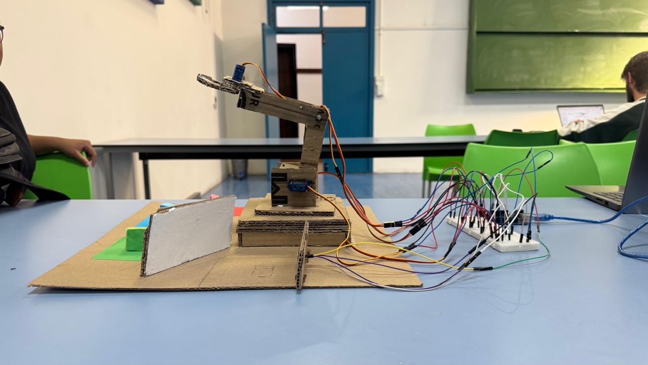 Side view of the robotic arm and servo-driven structure